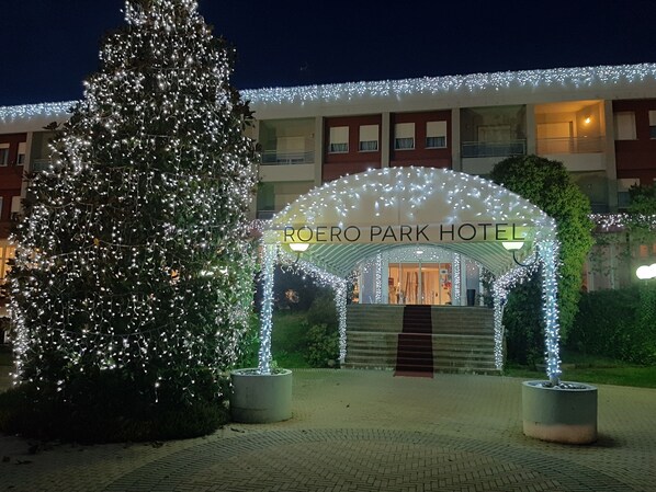 Fassade der Unterkunft – Abend/Nacht