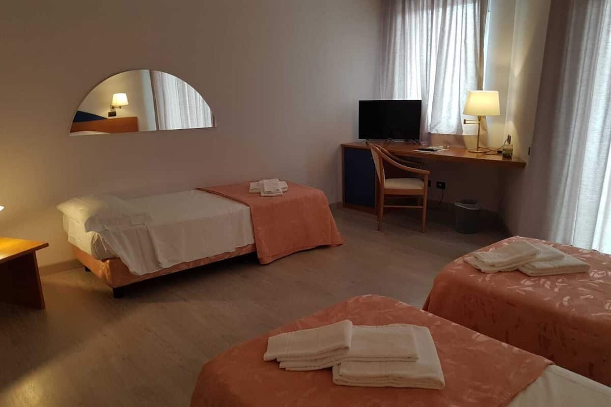 Driepersoonskamer | Een minibar, een kluis op de kamer, een bureau, gratis wifi