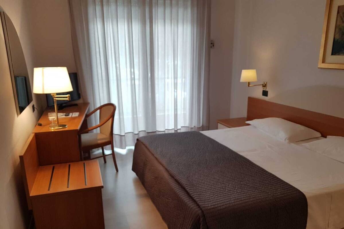 Een minibar, een kluis op de kamer, een bureau, gratis wifi