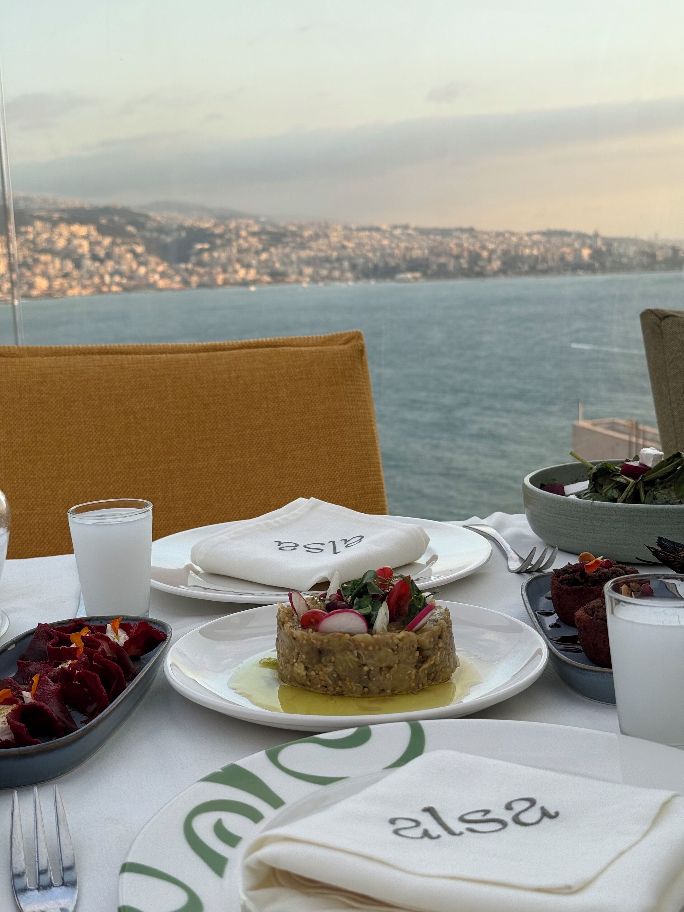 2 restaurants, breakfast served