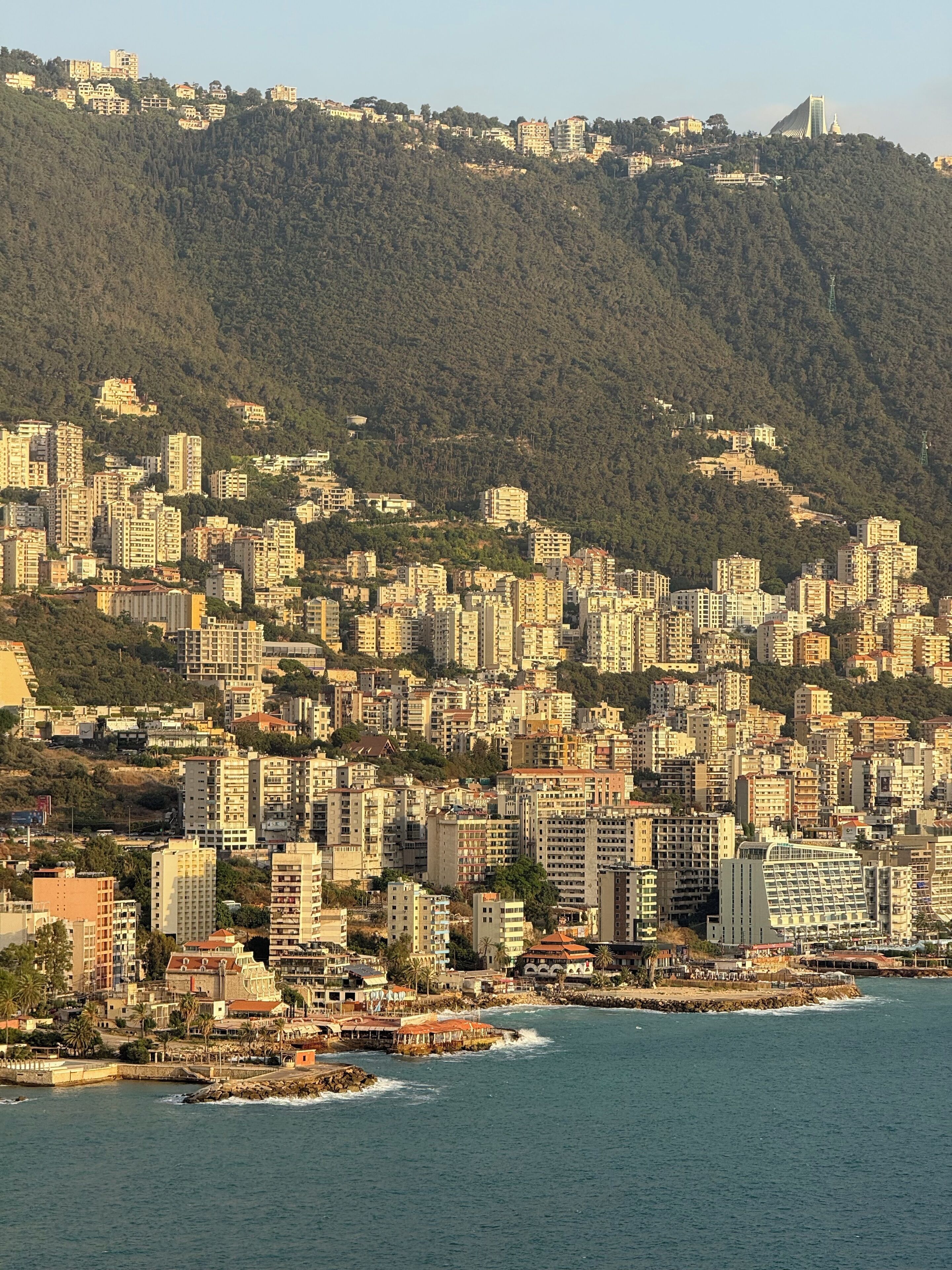 2 restaurants, breakfast served