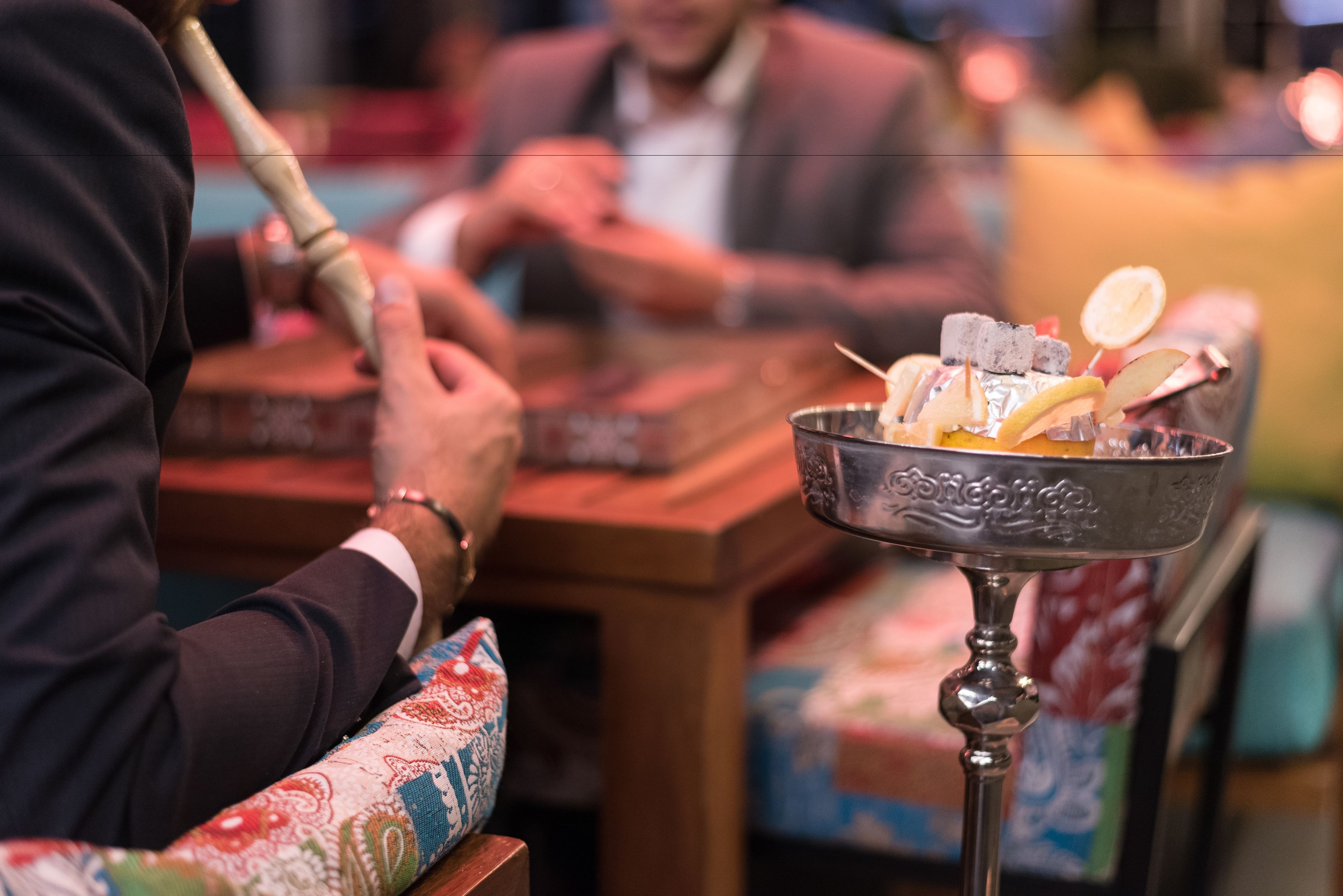 Une table à manger sur laquelle se trouve un plateau en métal contenant des plats.