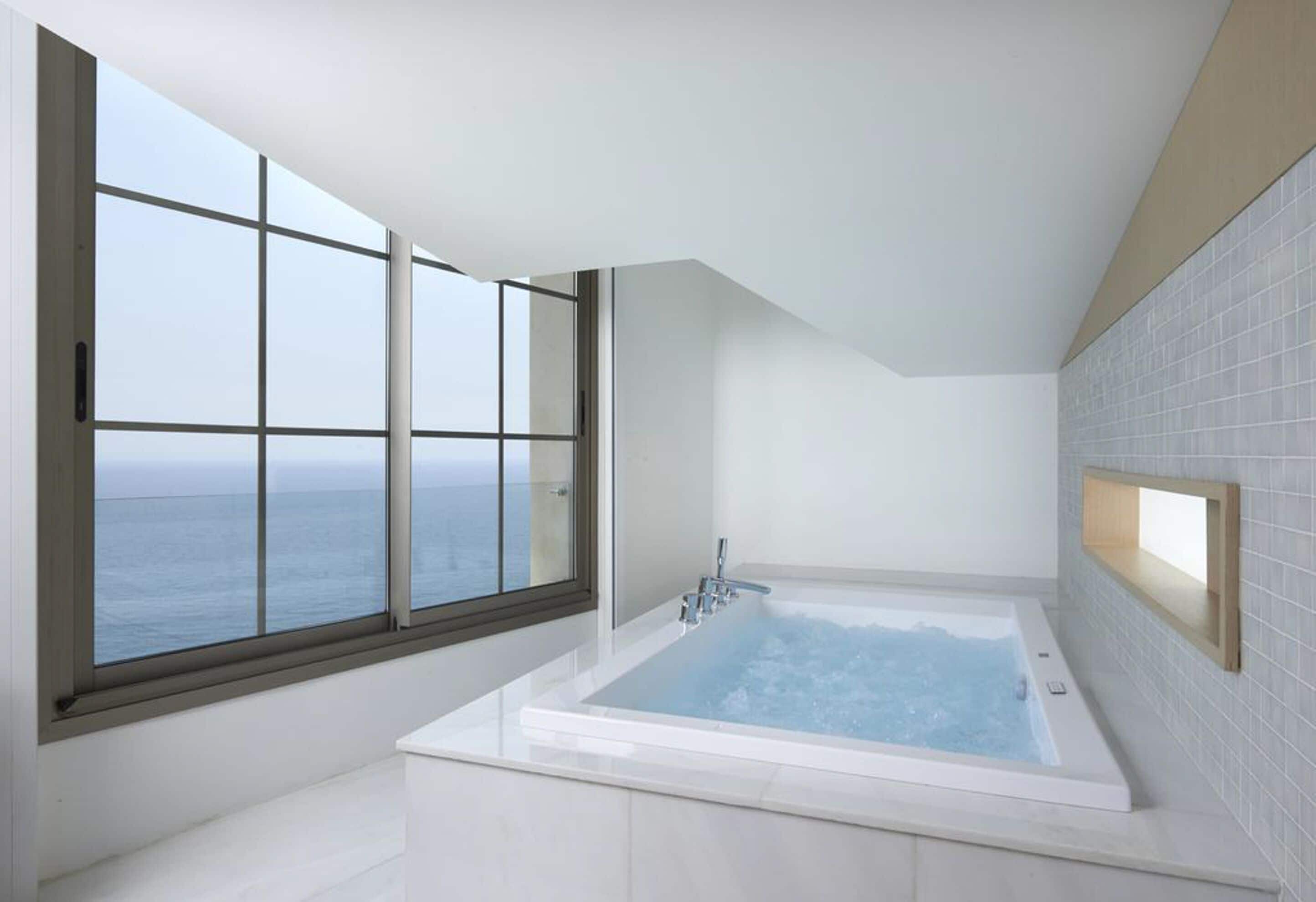 executive penthouse, 2 bedrooms, hot tub, sea view | private spa tub