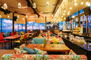 2 restaurants, breakfast served - Monte Cassino Boutique Hotel (Kfar Yassine)