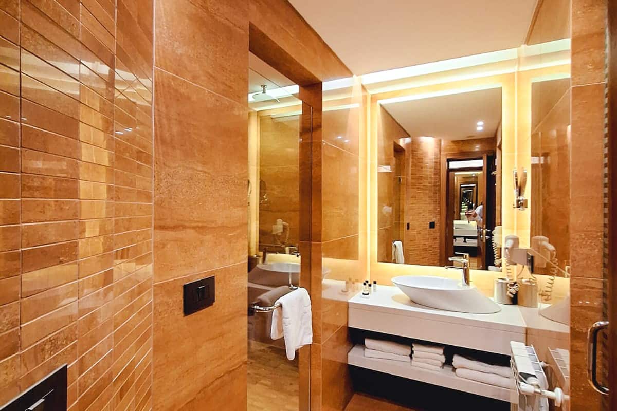 executive room, 1 king bed, partial ocean view | bathroom | free toiletries, hair dryer, bathrobes, slippers