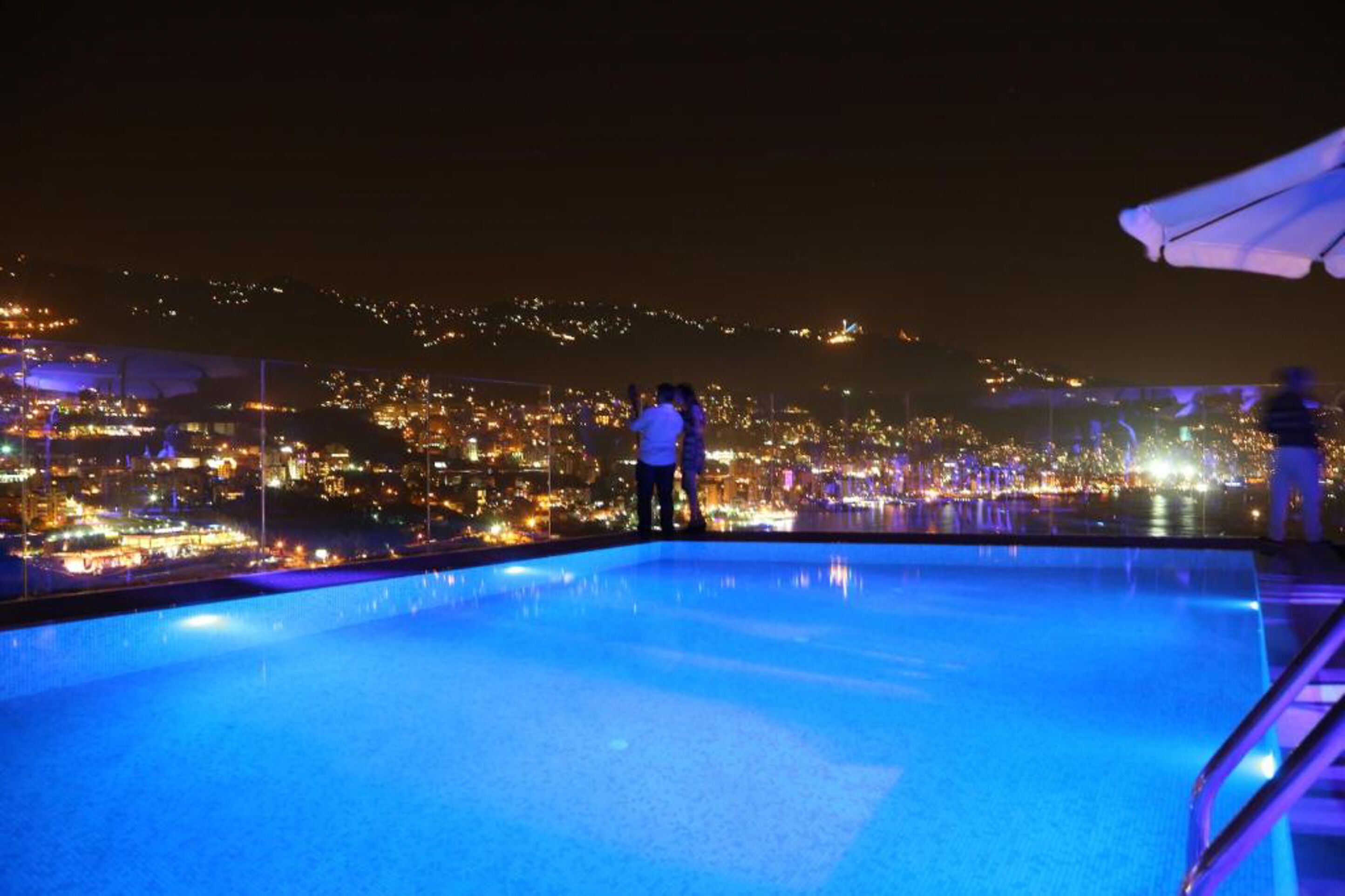 Utendørsbasseng og et basseng på takterrassen