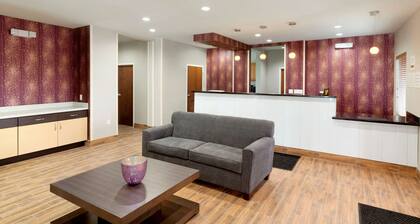 Super 8 by Wyndham Carrizo Springs