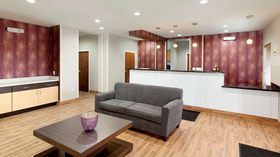 卡里索泉温德姆速 8 酒店