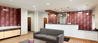 Super 8 by Wyndham Carrizo Springs