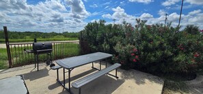 BBQ/picnic Area - Super 8 by Wyndham Carrizo Springs (Carrizo Springs)