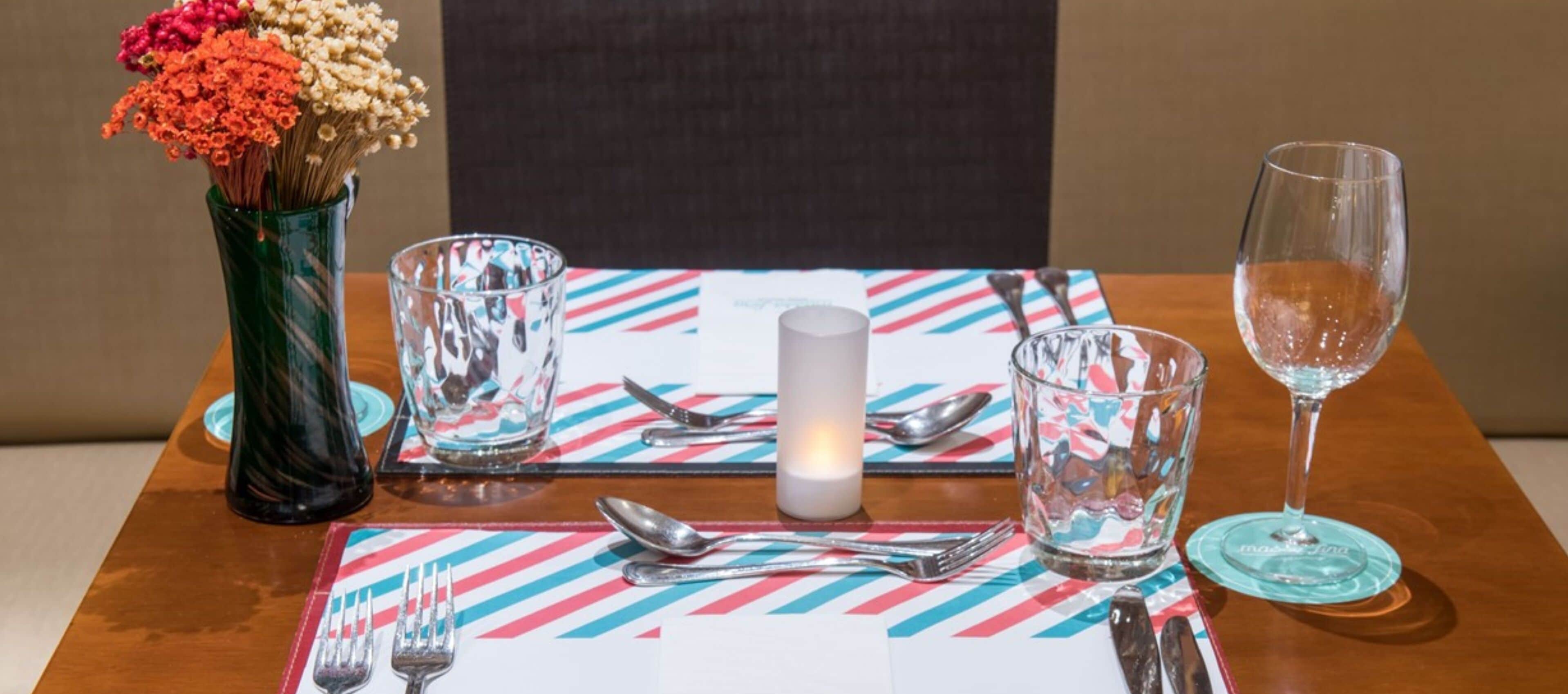 2 restaurantes; se sirven desayunos, almuerzos y cocina internacional 