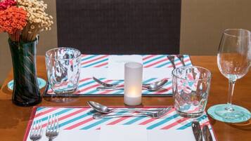 2 restaurantes; se sirven desayunos, almuerzos y cocina internacional