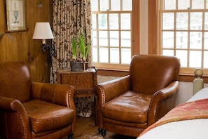 Thayer House, Room 201, 1 King bed, Jetted tub | Living area | 32-inch TV with cable channels - The Old Inn On The Green (Great Barrington)