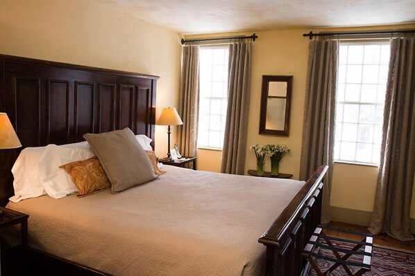 Thayer House, Room 205, 1 King bed