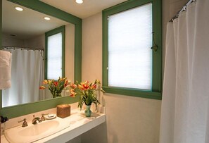 Thayer House, Room 206, 1 King bed | Bathroom | Free toiletries, hair dryer, towels - The Old Inn On The Green (Great Barrington)