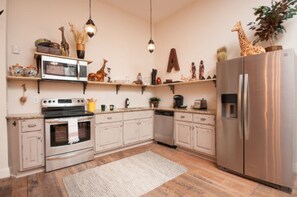 Room, 1 Queen Bed (Kenya) - Soho Lofts (Milledgeville)