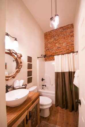 Room, 1 King Bed (Savannah) | Bathroom | Combined shower/tub, designer toiletries, hair dryer, bathrobes - Soho Lofts (Milledgeville)