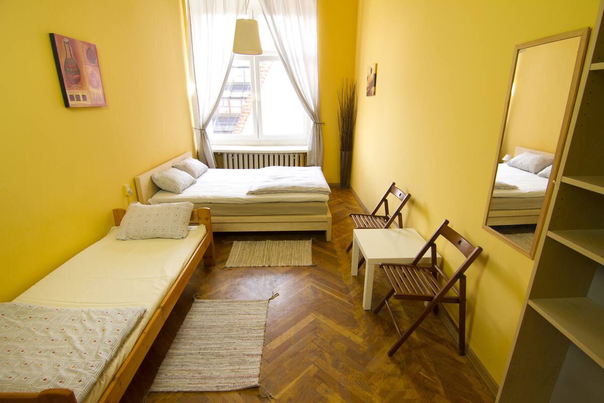 Habitación doble, baño compartido | Camas extra y wifi gratis