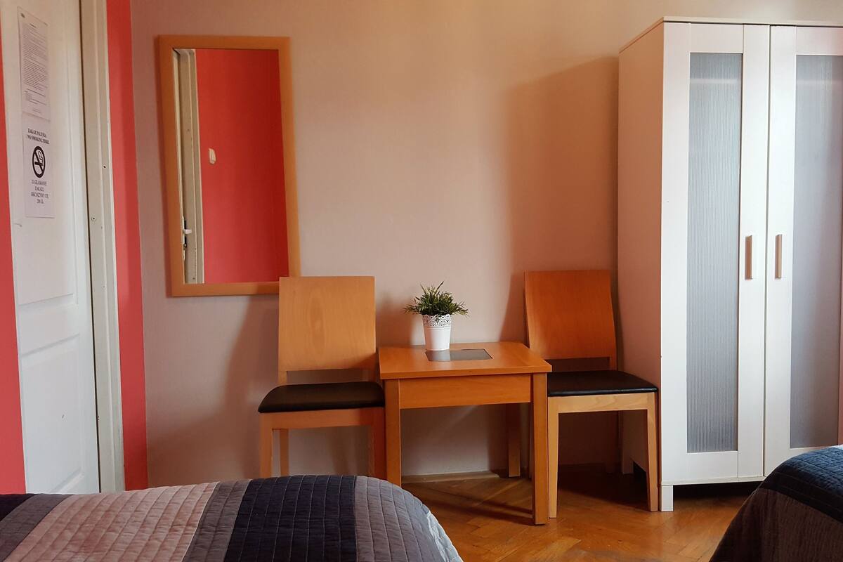 Habitación con 2 camas individuales, baño compartido | Camas extra y wifi gratis