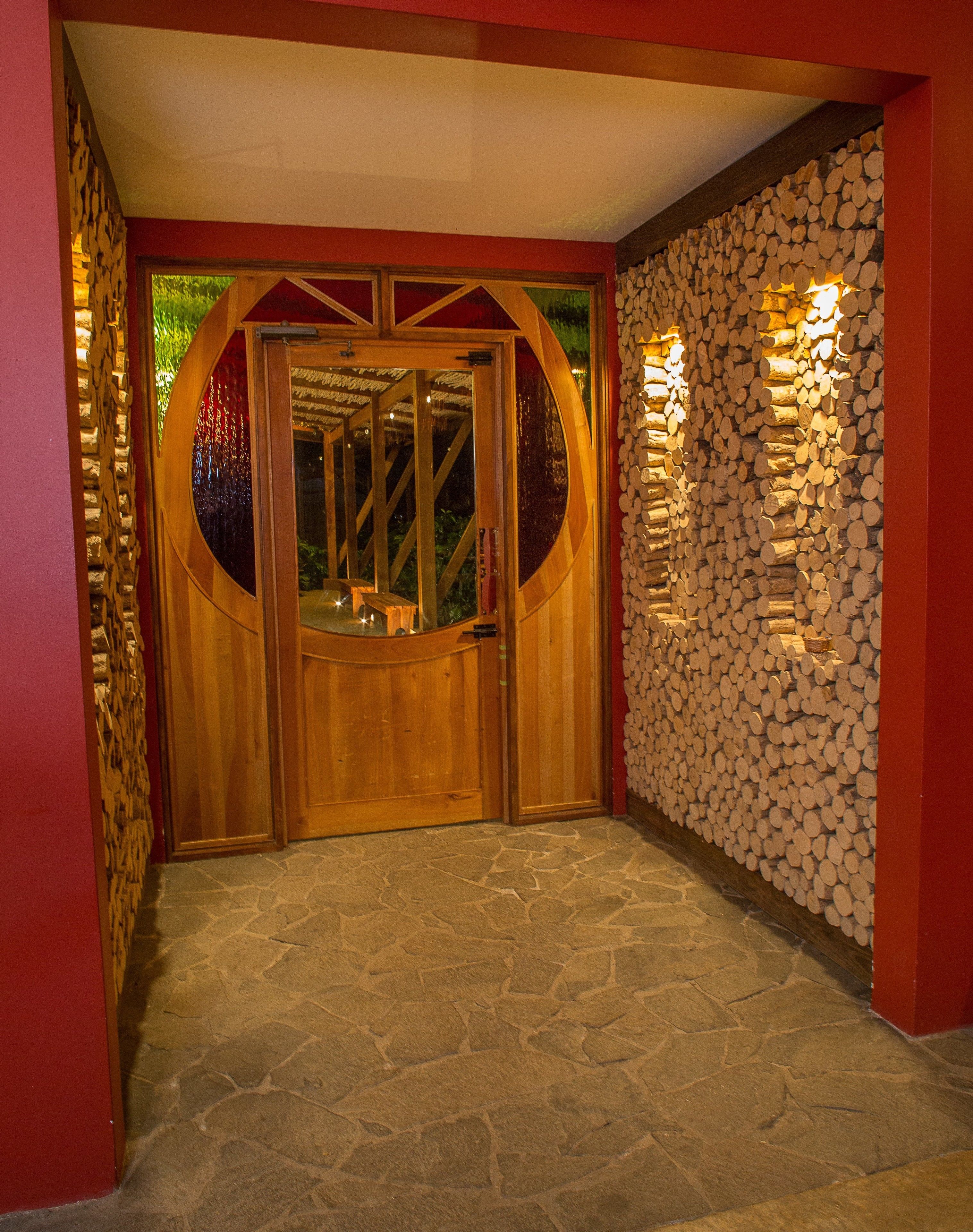 Breakfast, lunch, dinner served; Regional cuisine 