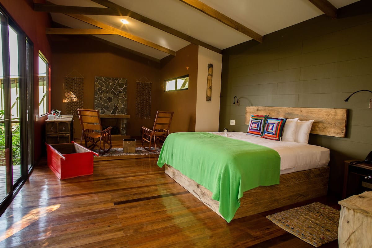 Forest View Suite | Donzen dekbedden, Tempur Pedic-bedden, een minibar