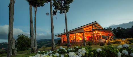 Sarapan, makan tengah hari, makan malam dihidangkan; masakan serantau