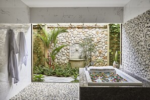 Couples treatment rooms, sauna, hot tub, steam room, body treatments