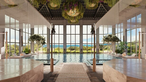 Una piscina interior moderna con amplias ventanas, vistas al exterior y plantas colgantes.