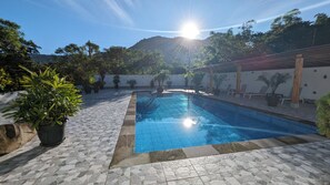 Outdoor pool, pool umbrellas, pool loungers - Las Terrazas De Dana Boutique Lodge (Mindo)