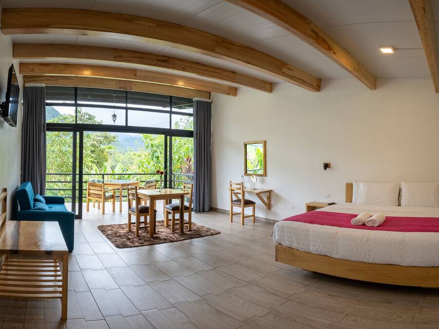 Signature huisje, 1 kingsize bed met slaapbank, hot tub, uitzicht op bergen | Een kluis op de kamer, een bureau, gratis wifi, beddengoed