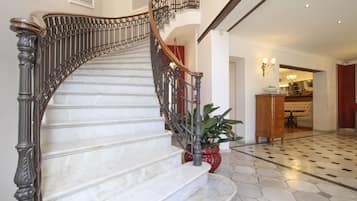 Un magnifique escalier en marbre menant à l’étage supérieur.