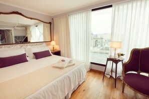 Superior Room | Egyptian cotton sheets, premium bedding, minibar, in-room safe - Alma Histórica Boutique Hotel (Montevideo)