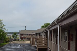 Porch - Hyannis Host Inn (Hyannis)