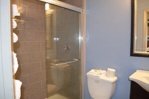 客房, 1 張特大雙人床 | 浴室 | 花灑/浴缸組合、免費梳洗用品、風筒、提供毛巾