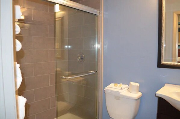 Room, 1 King Bed | Bathroom - Hyannis Host Inn (Hyannis)