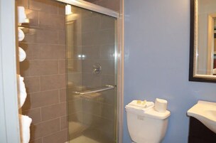 Bañera con ducha, artículos de tocador gratuitos, secador de pelo