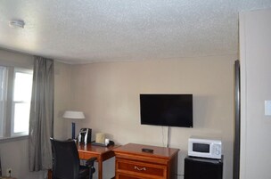 Classic Double Room | Desk, iron/ironing board, free cribs/infant beds, rollaway beds