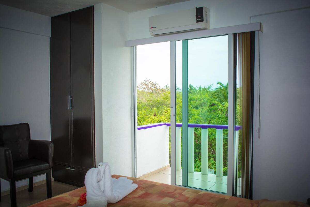 Caja de seguridad en la habitación, wifi gratis y ropa de cama