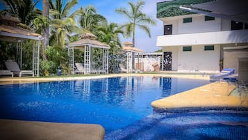 Hồ bơi ngoài trời