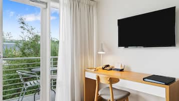 One Bedroom Residence | Blackout drapes, iron/ironing board, cribs/infant beds, rollaway beds