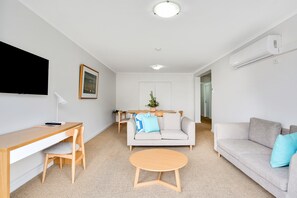 Executive-Apartment, 2 Schlafzimmer | Wohnzimmer | 32-Zoll-Flachbildfernseher mit Digitalempfang, Fernseher
