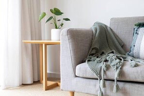 1 Bedroom, 1 Queen Bed, Non Smoking | Cortinas opacas, tabla de planchar con plancha, cunas (de pago)