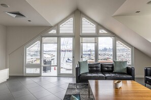 Habitación, varias camas, para no fumadores (Efficiency) | Cortinas blackout, tabla de planchar con plancha, cunas y camas extra 