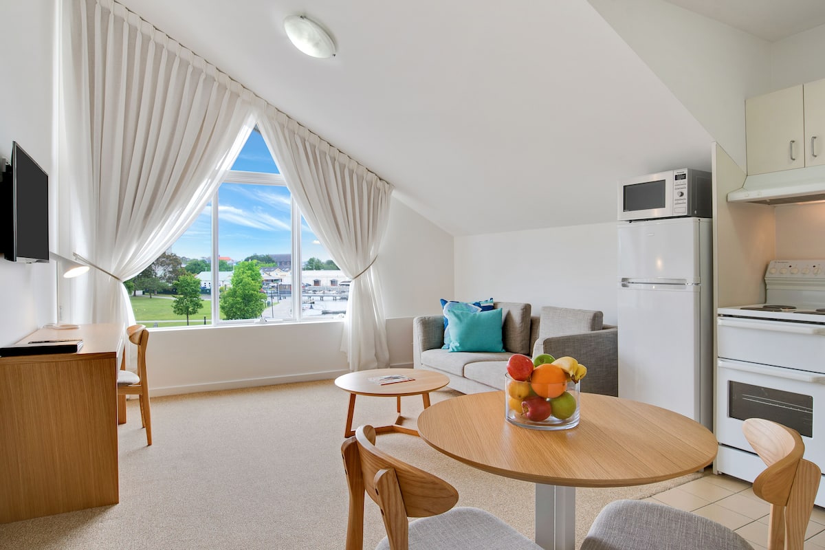 Appartement, 1 slaapkamer | Woonkamer | Een 32-inch flatscreentelevisie met digitale zenders en een televisie