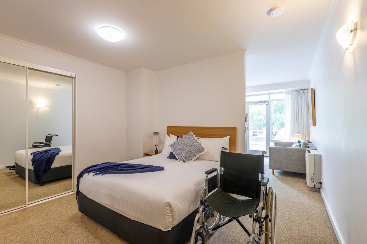 Room, 1 Queen Bed, Non Smoking (Efficiency) | Blackout drapes, iron/ironing board, cribs/infant beds, rollaway beds