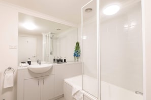 1 Bedroom, 1 Queen Bed, Non Smoking | Tende oscuranti, ferro/asse da stiro