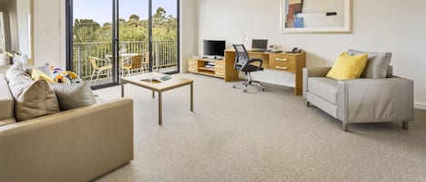 Apartment, 2 Schlafzimmer | Wohnzimmer | LED-Fernseher