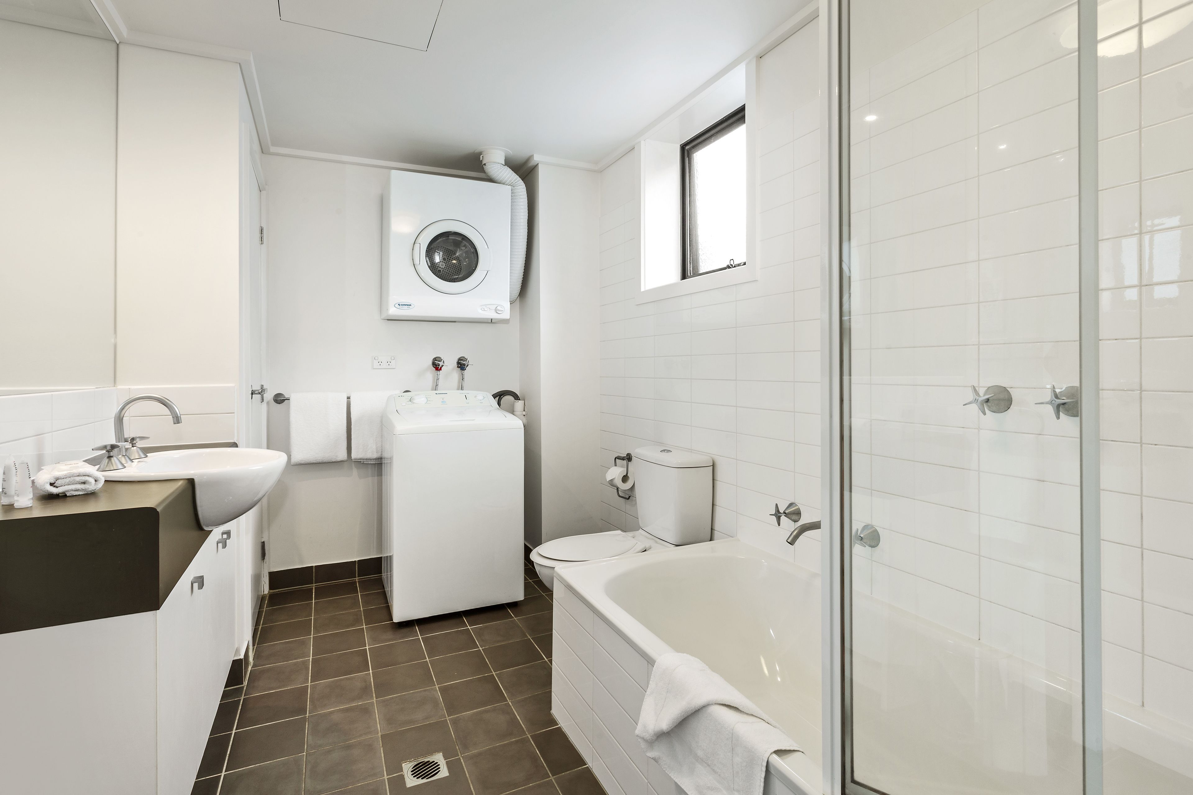 Combined shower/bathtub, free toiletries, hair dryer, towels