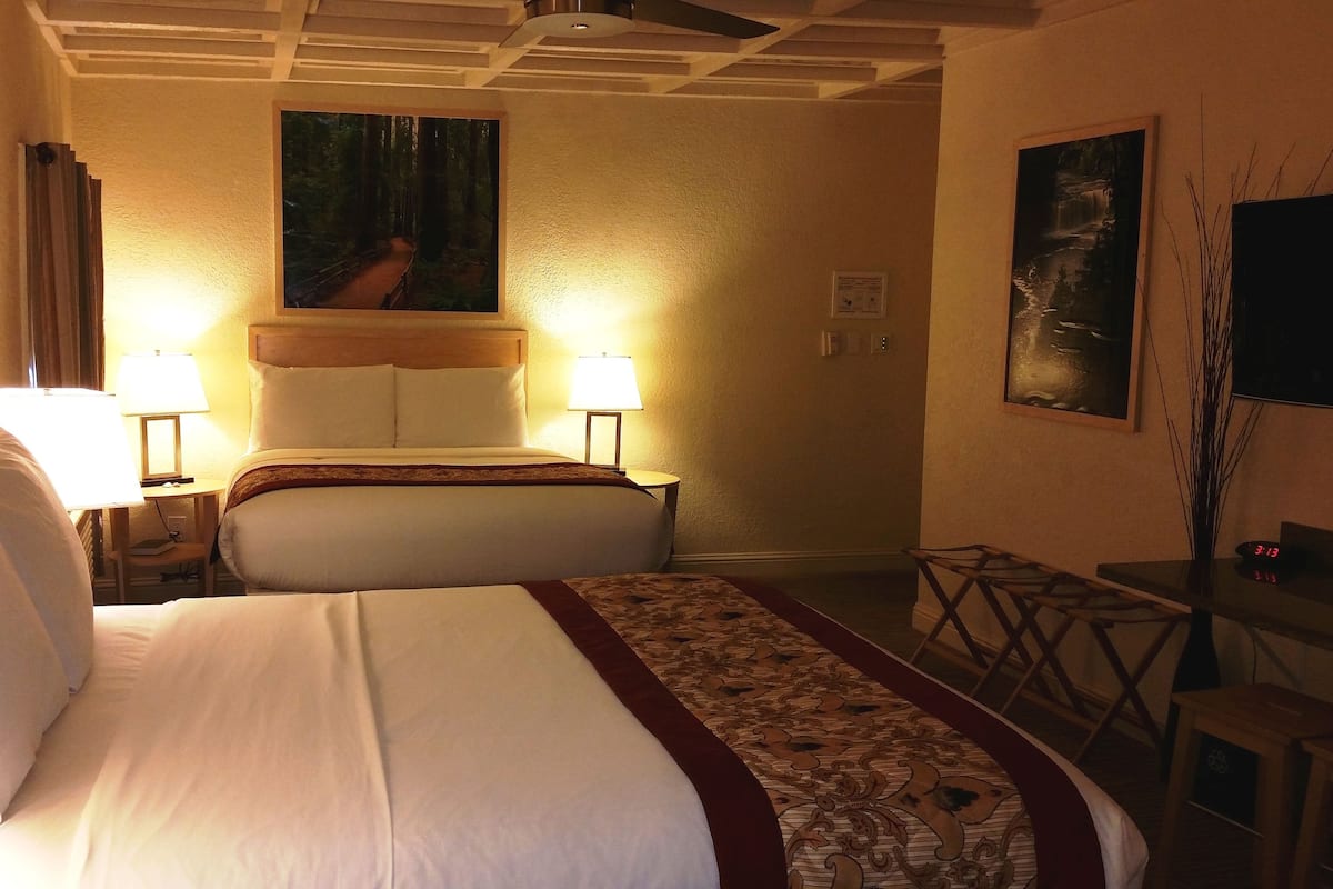 Deluxe kamer, 2 tweepersoonsbedden | Een bureau, een strijkplank/strijkijzer, gratis babybedden, gratis wifi