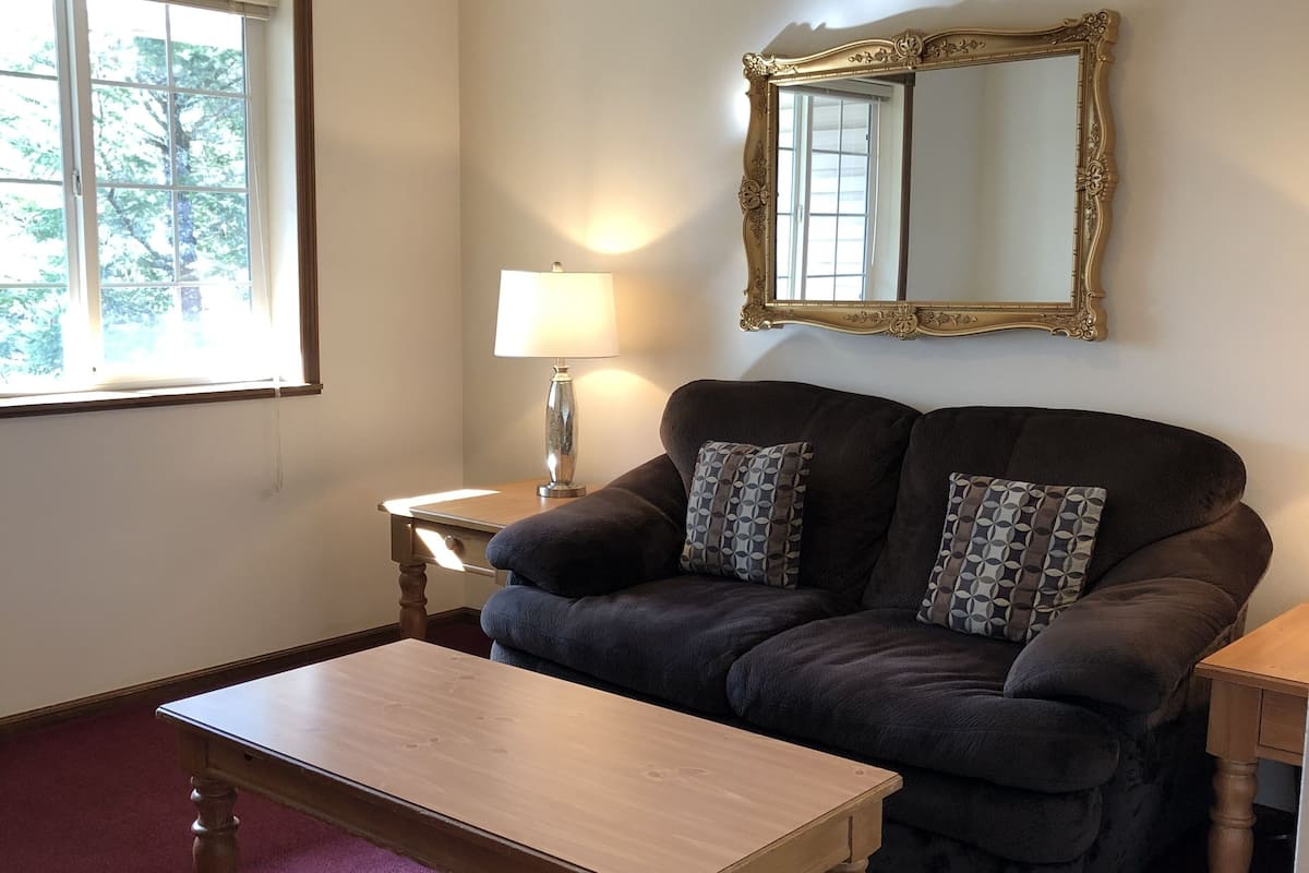 Suite, 1 kingsize bed (2nd Floor - Room 9) | Woonkamer | Een 43-inch flatscreentelevisie met kabelzenders
